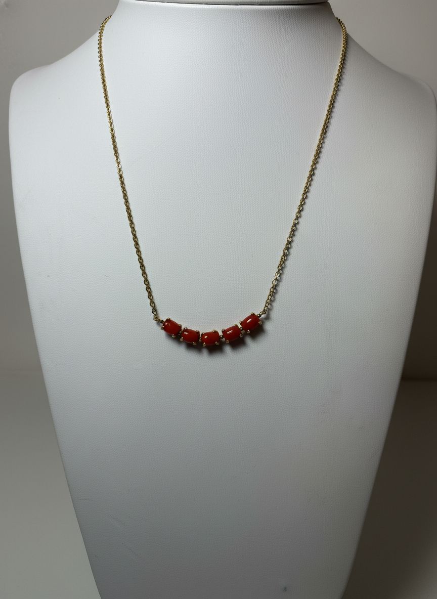 Collana in argento 925 è bagnata in oro con cinque Cabochon in corallo Mediterraneo.