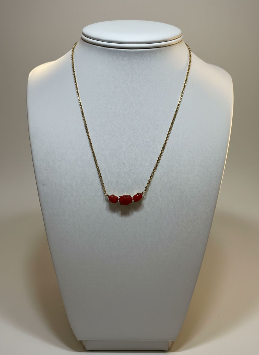 Collana in argento, 925 bagnata in oro con tre cabochon in corallo mediterraneo