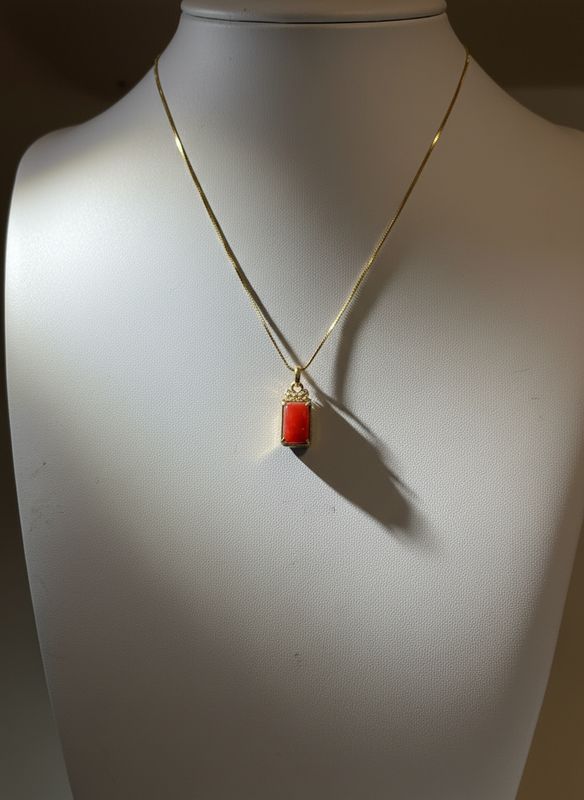 Collana in argento, 925 bagnata in oro con ciondolo in zirconi e corallo Mediterraneo.