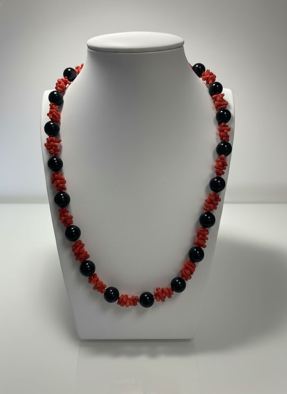 Collana in corallo Mediterraneo e Agata nera liscia con chiusura in argento 925