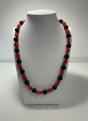 Collana in corallo Mediterraneo e Agata nera liscia con chiusura in argento 925