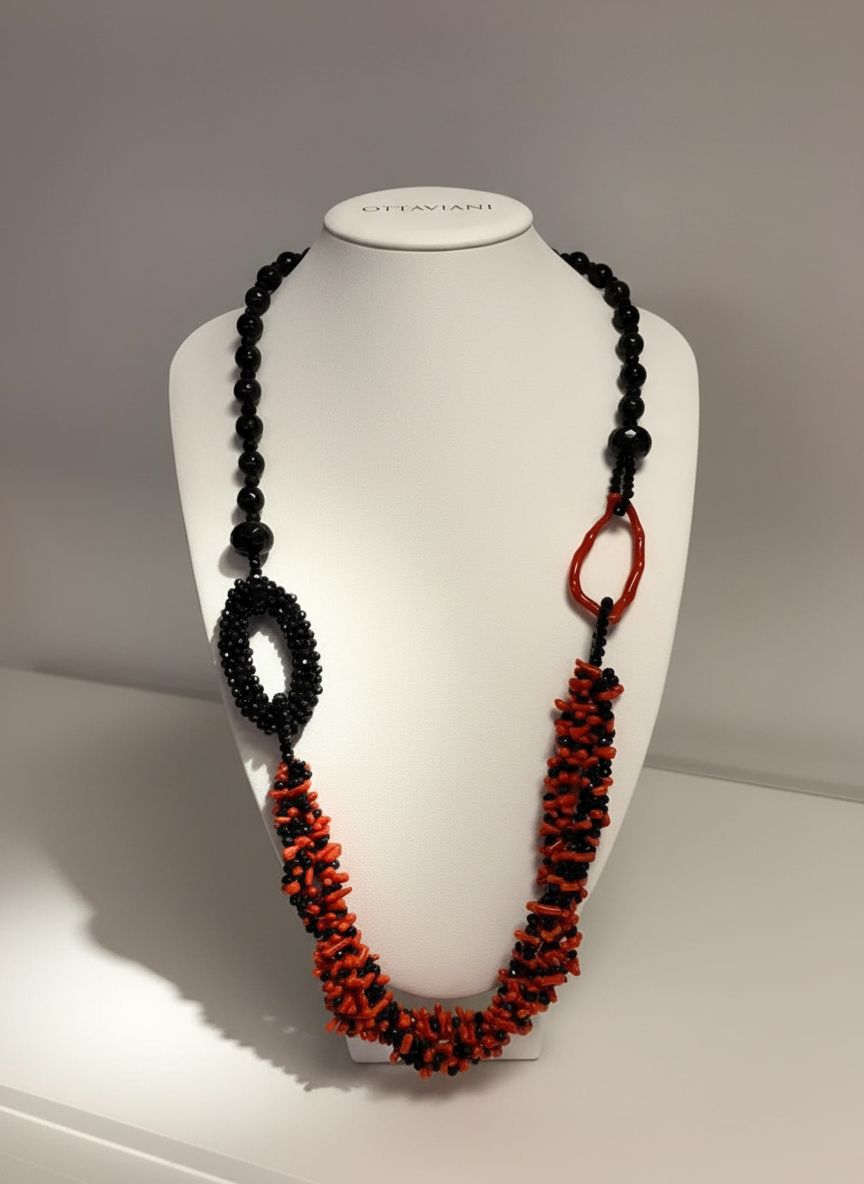 Collana con forme naturali di corallo mediterraneo e agata nera montata in argento 925