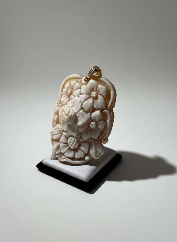 Pendente in cammeo sardonico con contromaglia in argento 925 placcata oro e zirconi