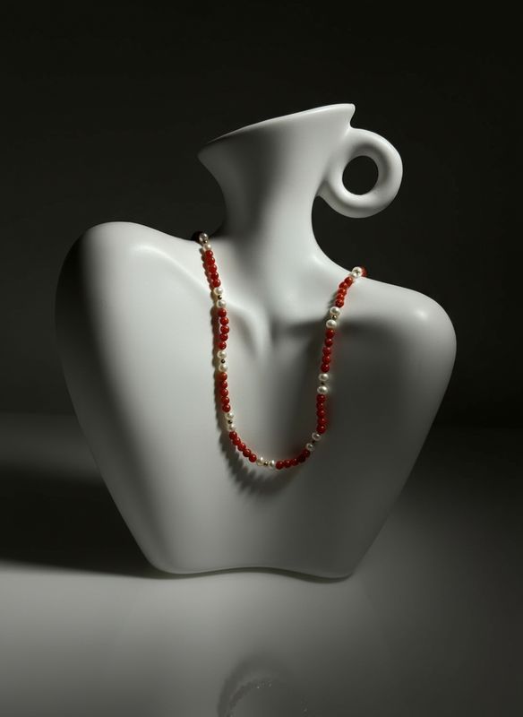 Collana con sfere di corallo mediterraneo, perle di fiume montate in argento 925 placcato oro