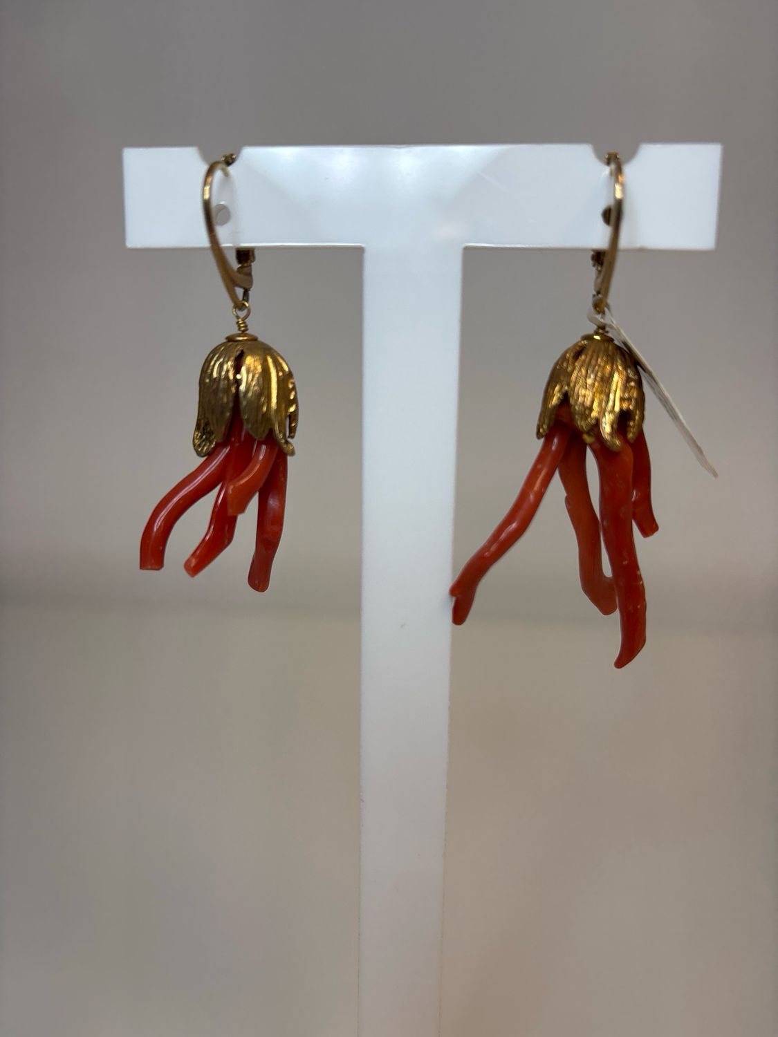 Orecchini in argento 925 placcati in oro con rami di corallo mediterraneo.