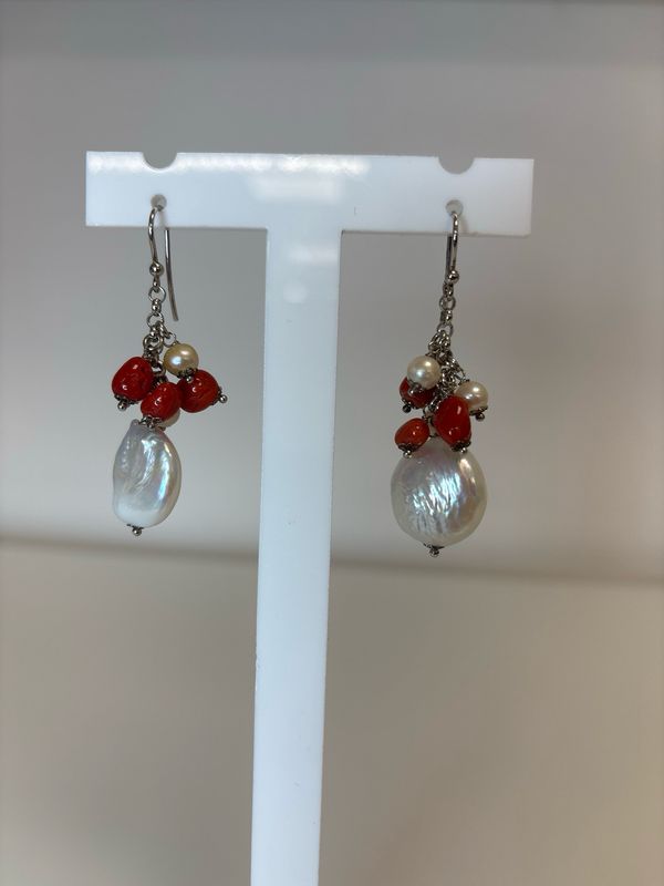 Orecchini in argento 925 con perle naturale e coralli naturali.