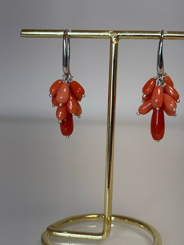 Orecchini in argento 925 e coralli mediterranei.