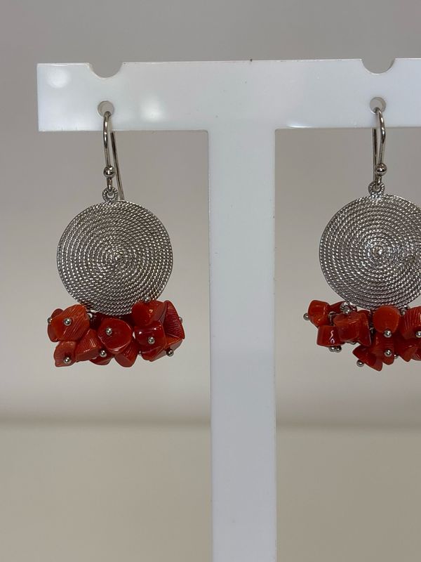 Orecchini in argento 925 e coralli mediterranei.
