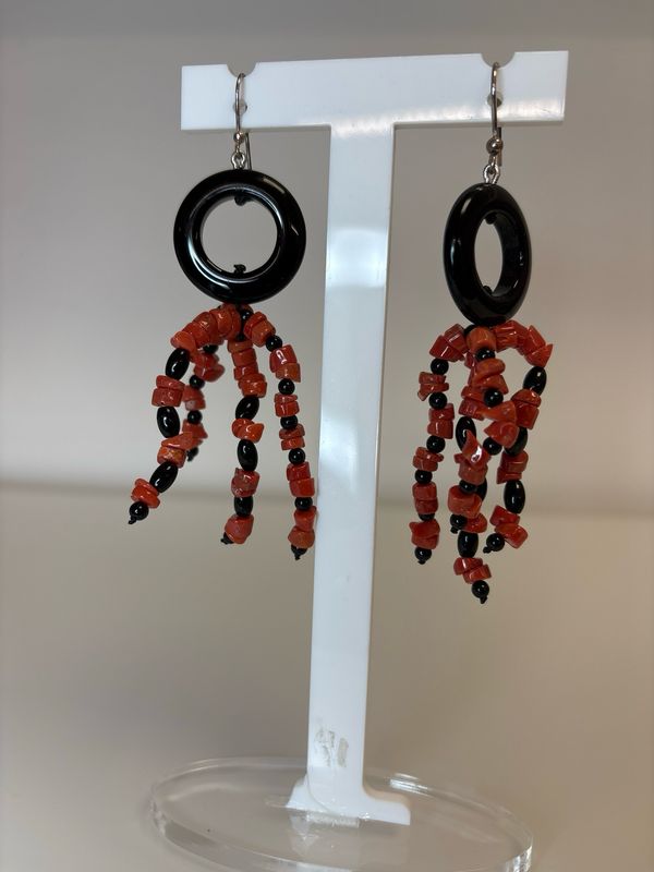 Orecchini in argento 925 con Agata nera e coralli mediterranei.