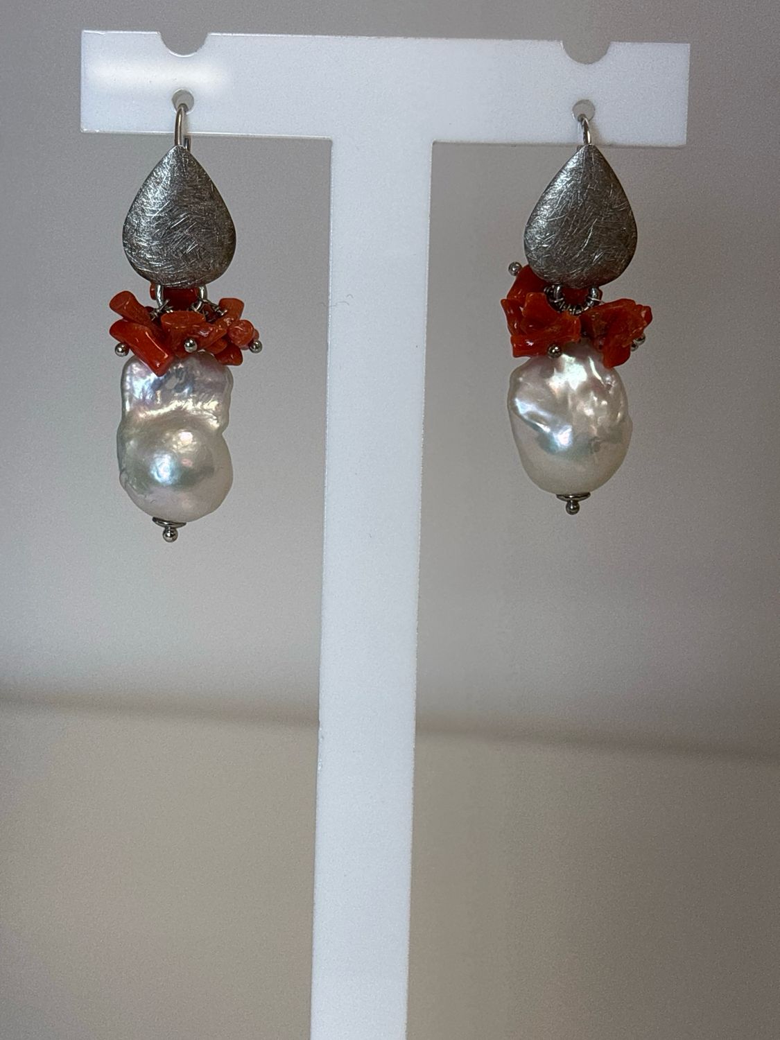 Orecchini in argento 925 con perla barocca e coralli mediterranei.