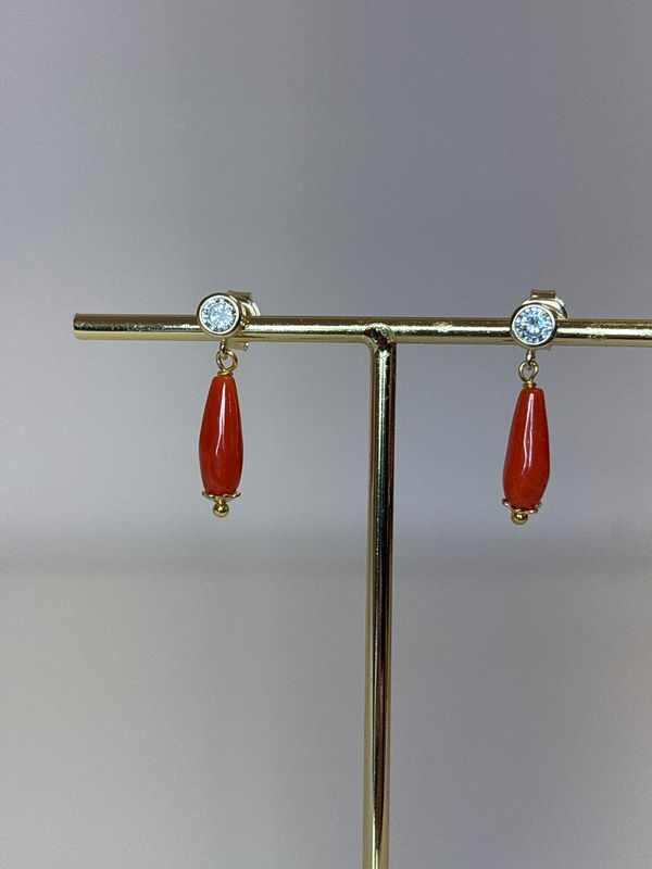 Orecchini in  argento 925 placcati  oro con zirconi e pistoni in corallo Mediterraneo.