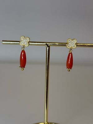 Orecchini in argento 925 placcati oro con zirconi e pistoni di corallo Mediterraneo.