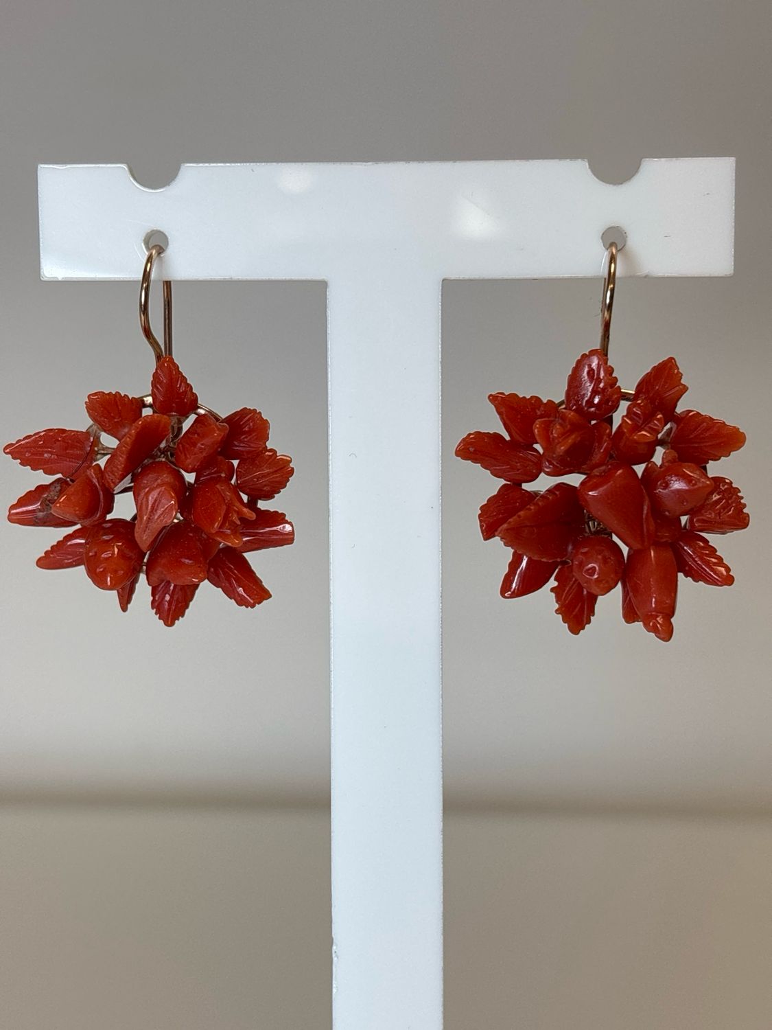 Orecchini in argento 925 rosé con corallo mediterraneo lavorato.