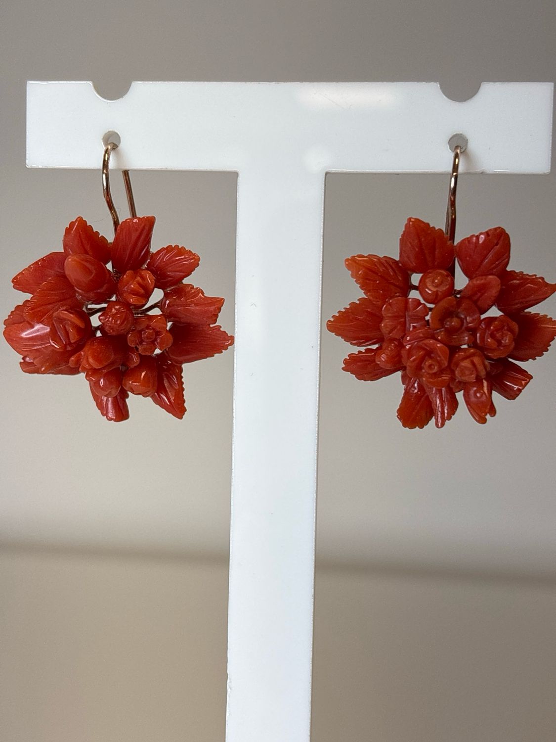 Orecchini in argento  925 rosé con coralli mediterranei lavorati.