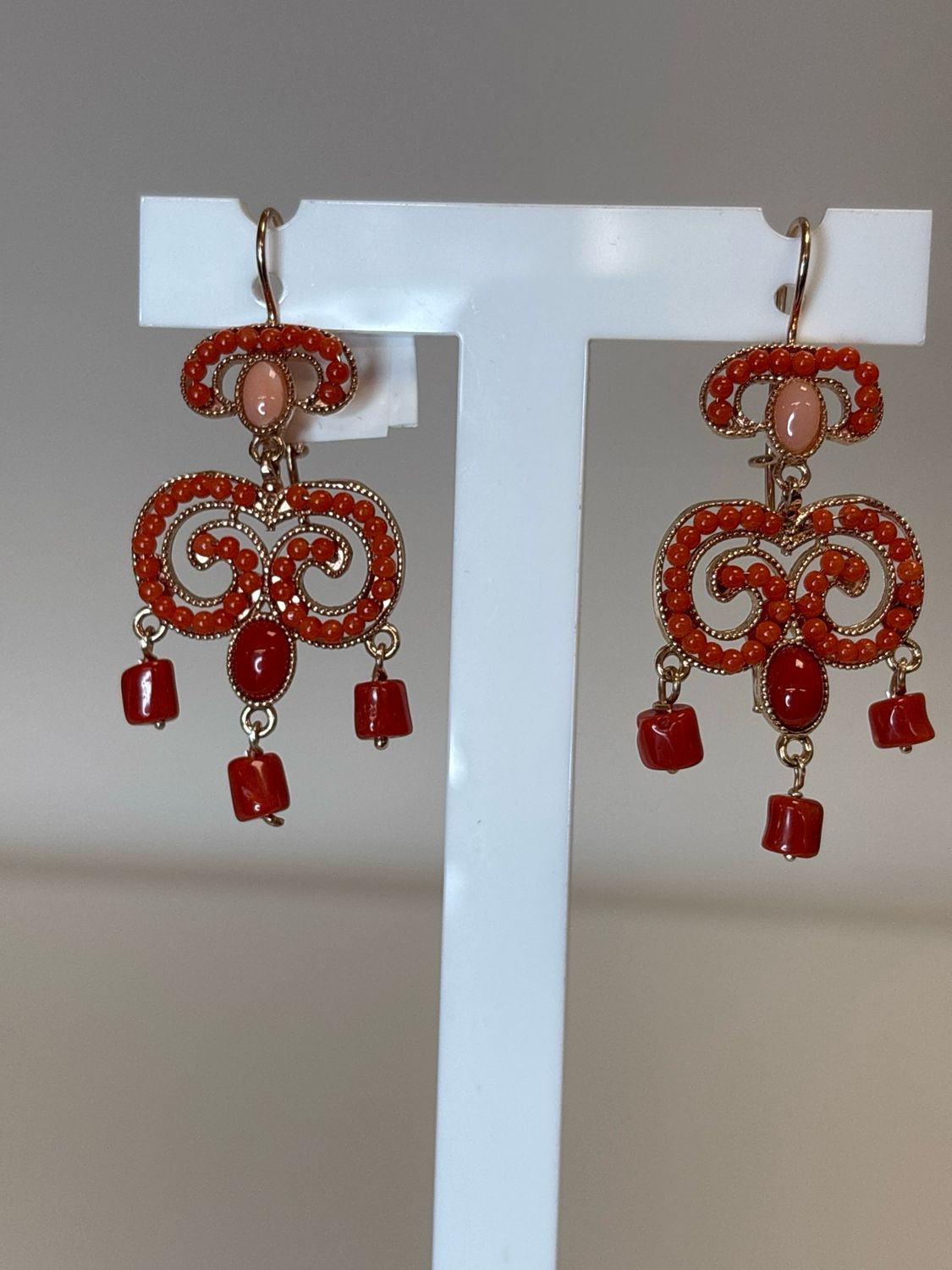 Orecchini in argento 925 rose’ con coralli mediterranei e piccolo corallo  rosa orientale.