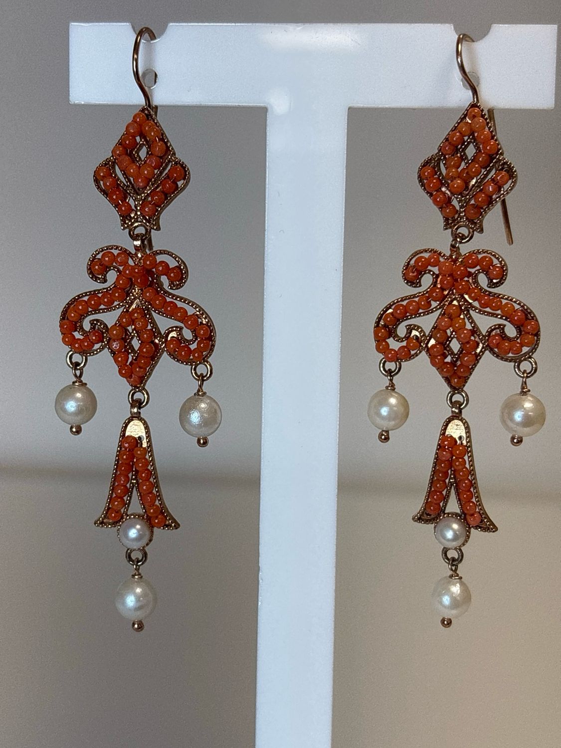 Orecchini in argento 925 rose’ con coralli mediterranei e perle naturali , lunghi 9 cm.