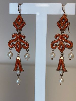 Orecchini in argento 925 rose’ con coralli mediterranei e perle naturali , lunghi 9 cm.