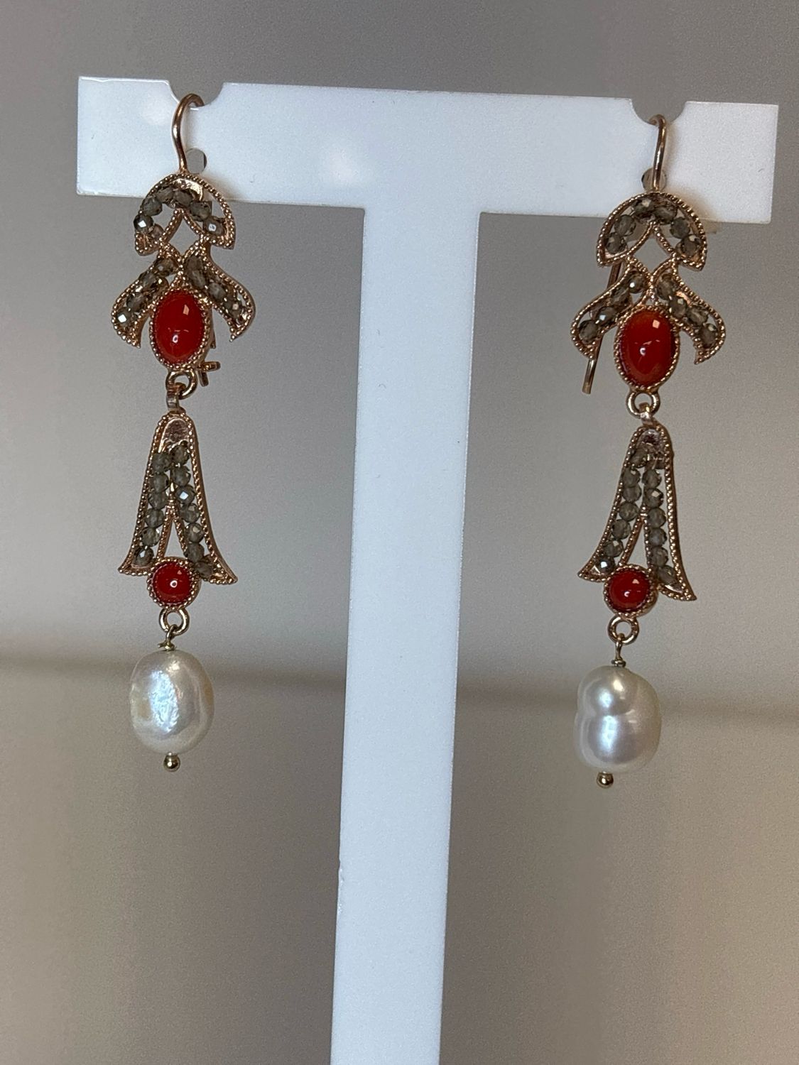 Orecchini in argento 925 rose’ con topazi sfaccettati, coralli mediterranei e perle  barocche
