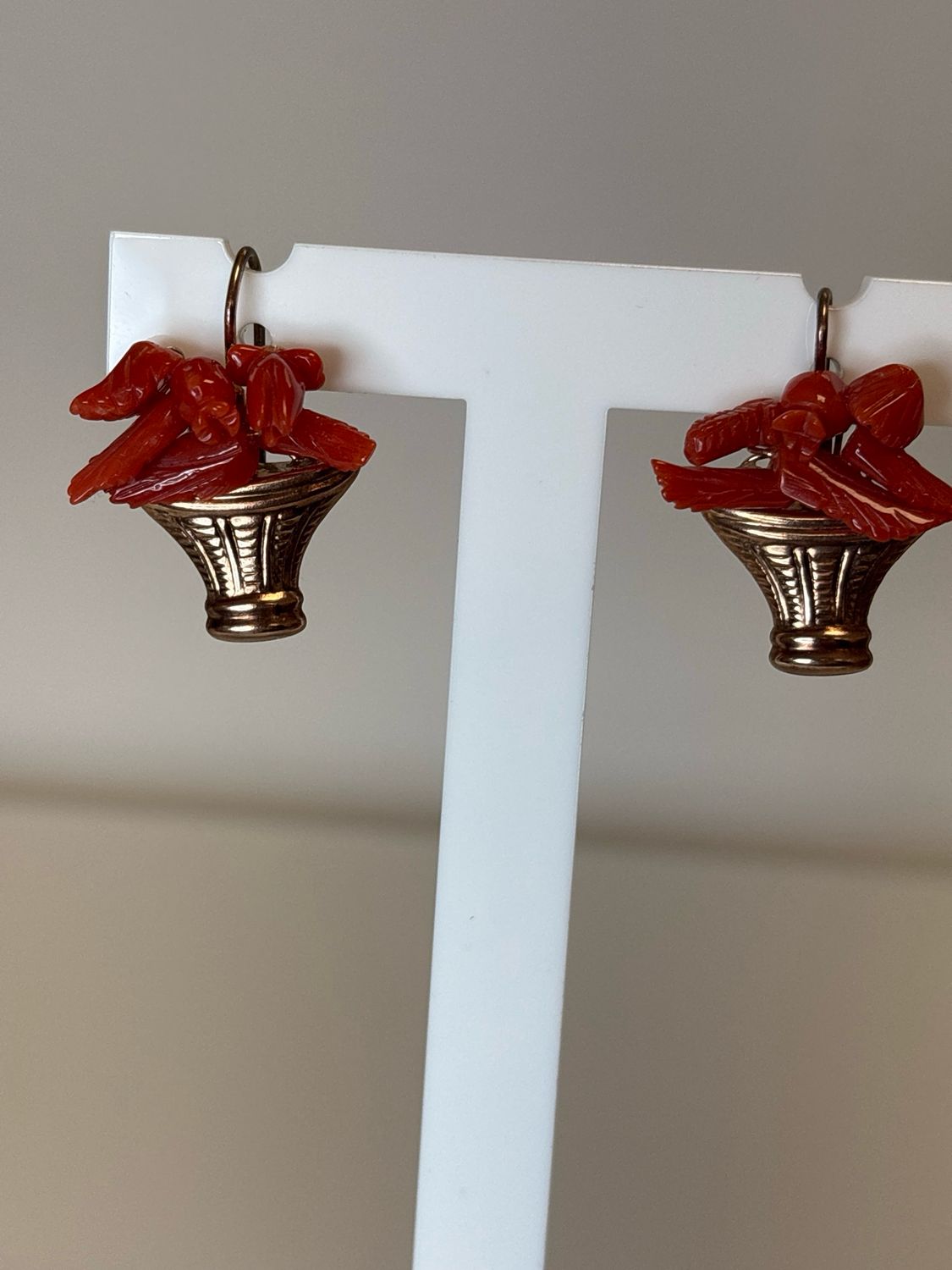 Orecchini in argento 925 rose’ con coralli mediterranei lavorati.