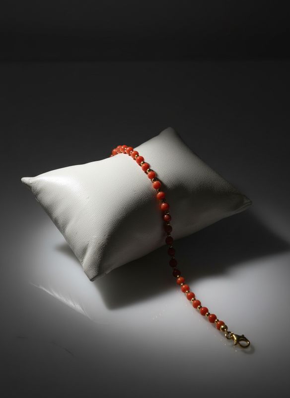 Bracciale in corallo mediterraneo e argento 925 placcato oro