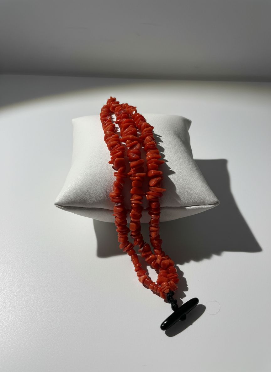 Bracciale in corallo mediterraneo e chiusura in agata nera a tre fili