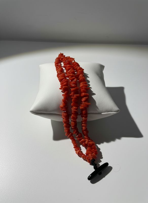 Bracciale in corallo mediterraneo e chiusura in agata nera a tre fili
