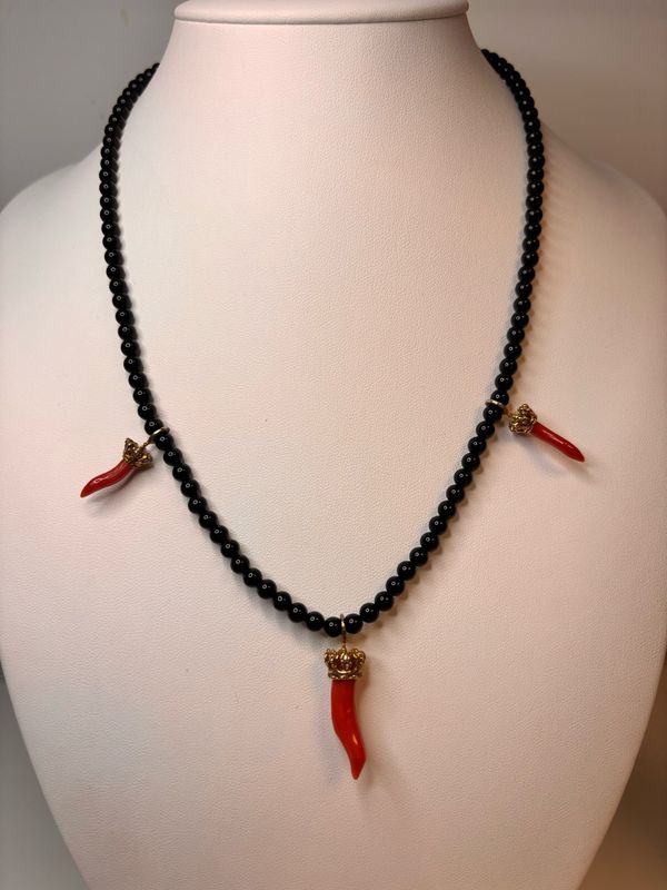 Collana in Agata nera e cornetti in corallo mediterraneo montati in argento 925