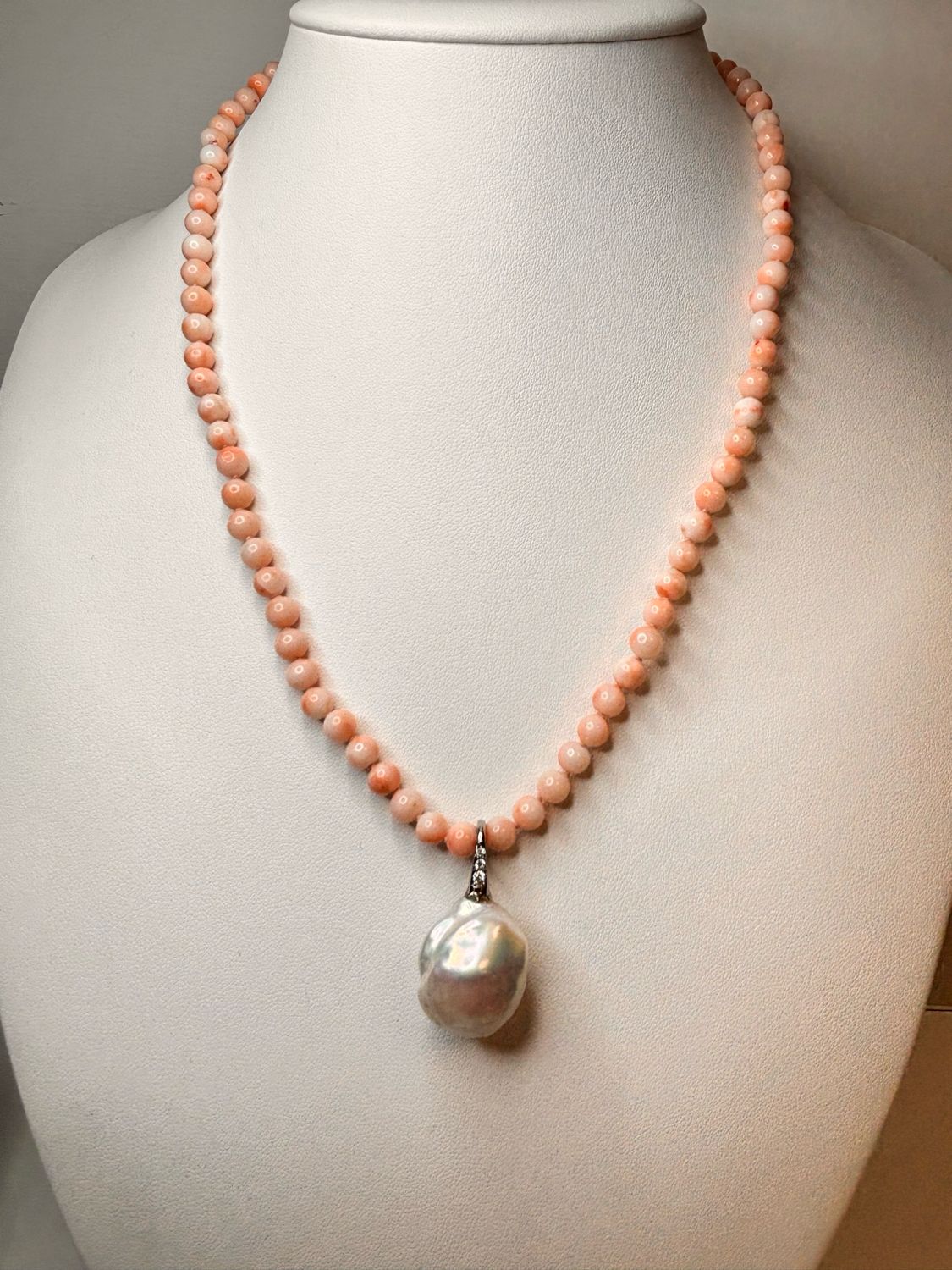Collana in corallo orientale, scaramazza centrale e chiusura in argento 925 con zirconi.