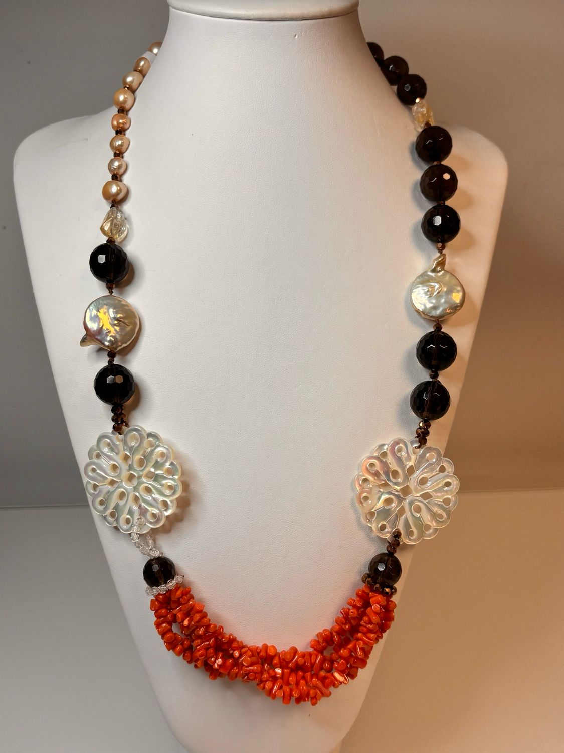 Collana in corallo, Mediterraneo Hart nera, cristalli bianchi, madreperla e perle d’acqua di fiume
