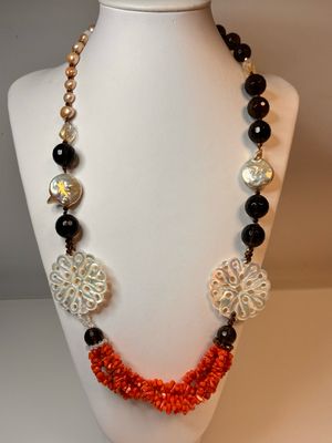 Collana in corallo, Mediterraneo Hart nera, cristalli bianchi, madreperla e perle d’acqua di fiume