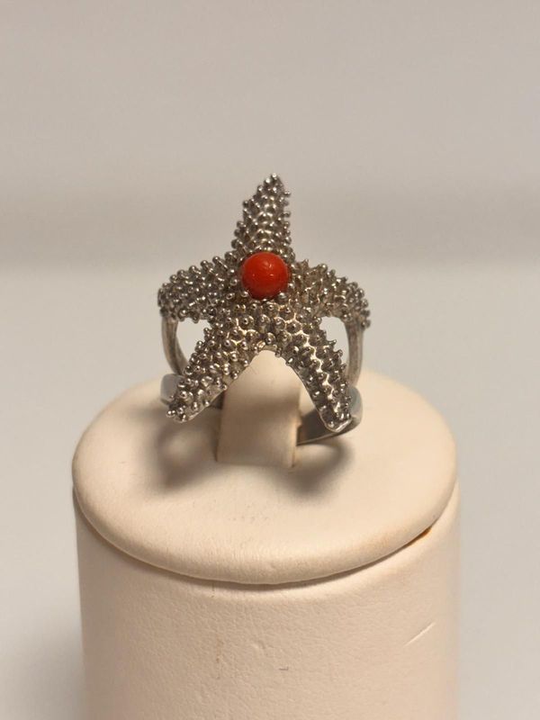 Anello in argento 925 con sfera di corallo mediterraneo