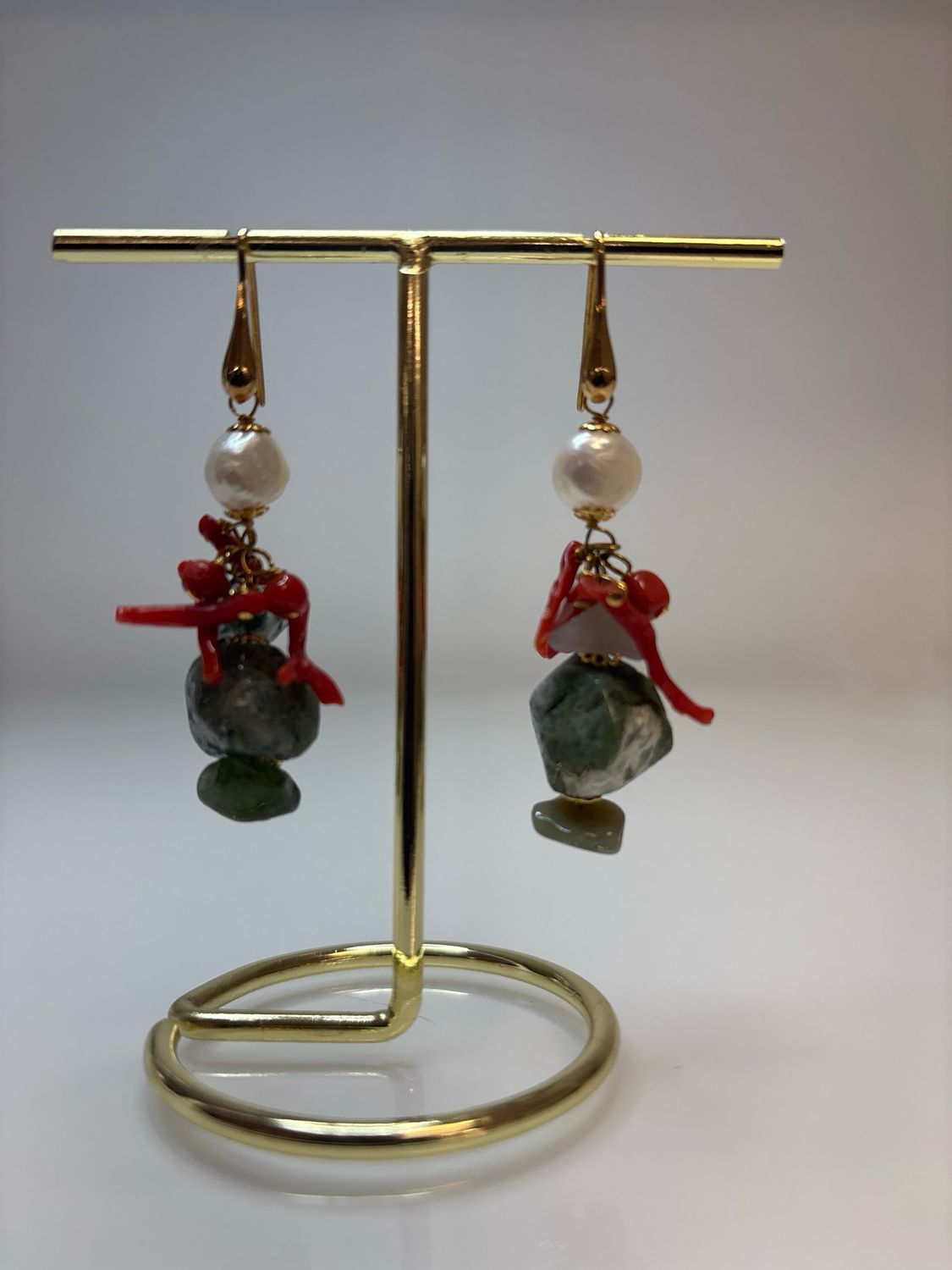 Orecchini in argento 925 con perla naturale, corallo Mediterraneo e Giada grezza.