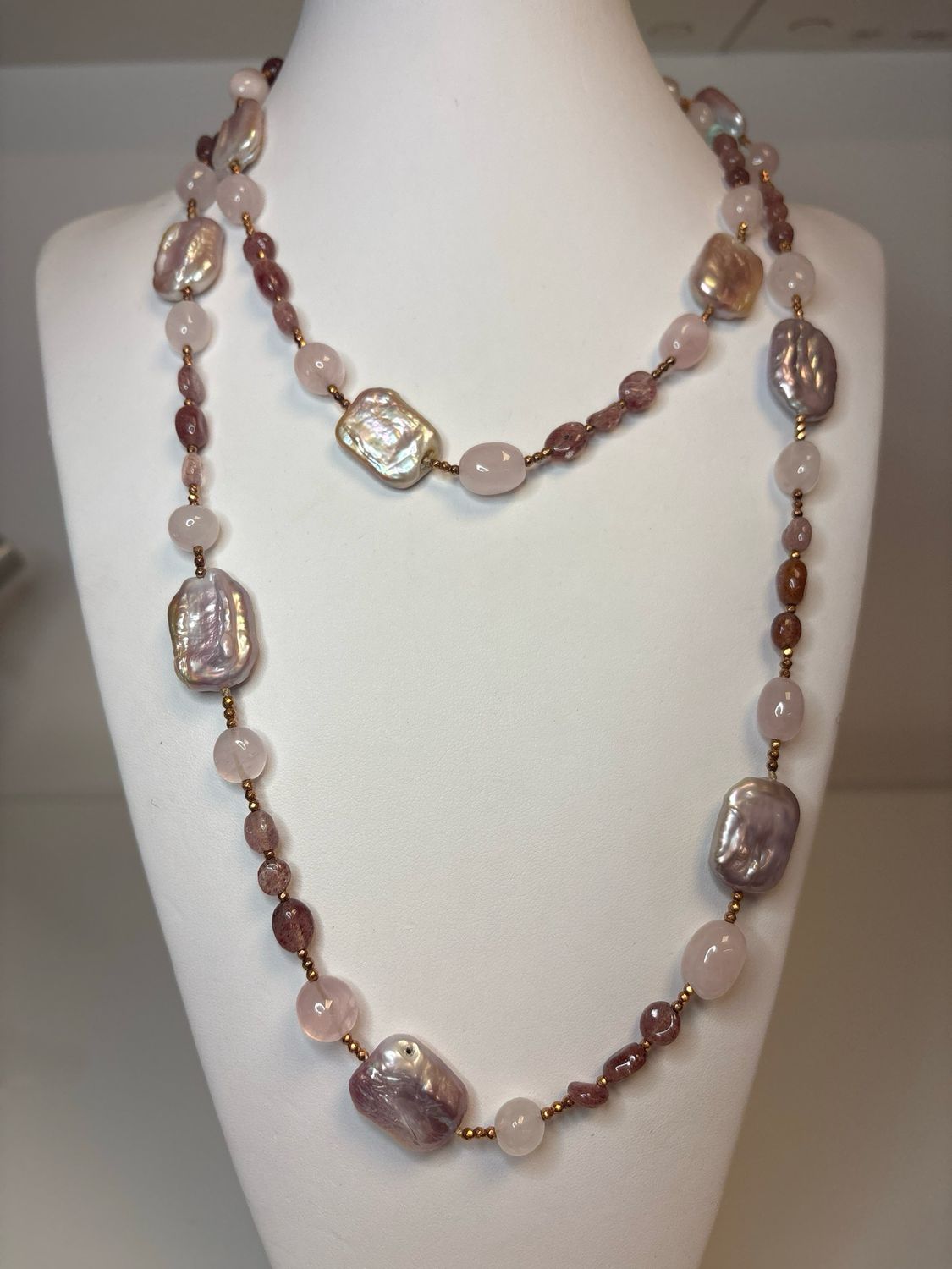 Collana con quarzi rosa e perle barocche lunga 100 cm