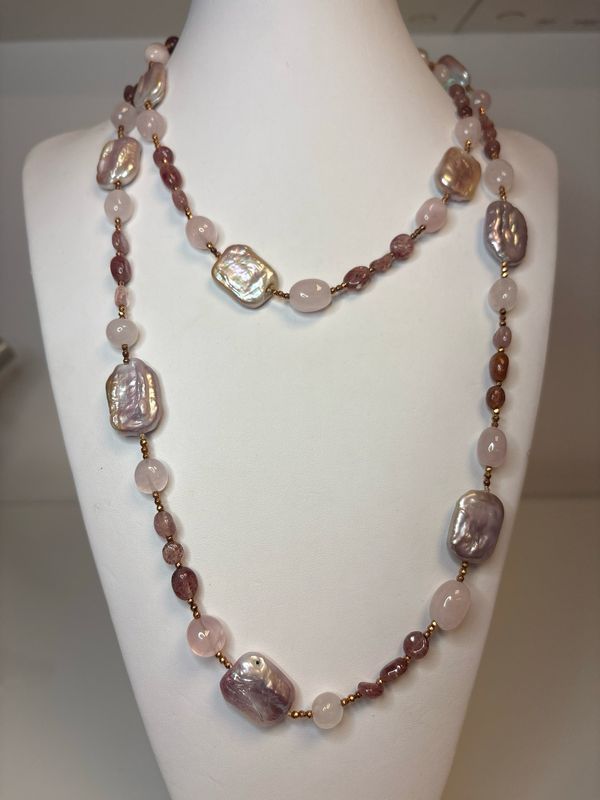 Collana con quarzi rosa e perle barocche lunga 100 cm