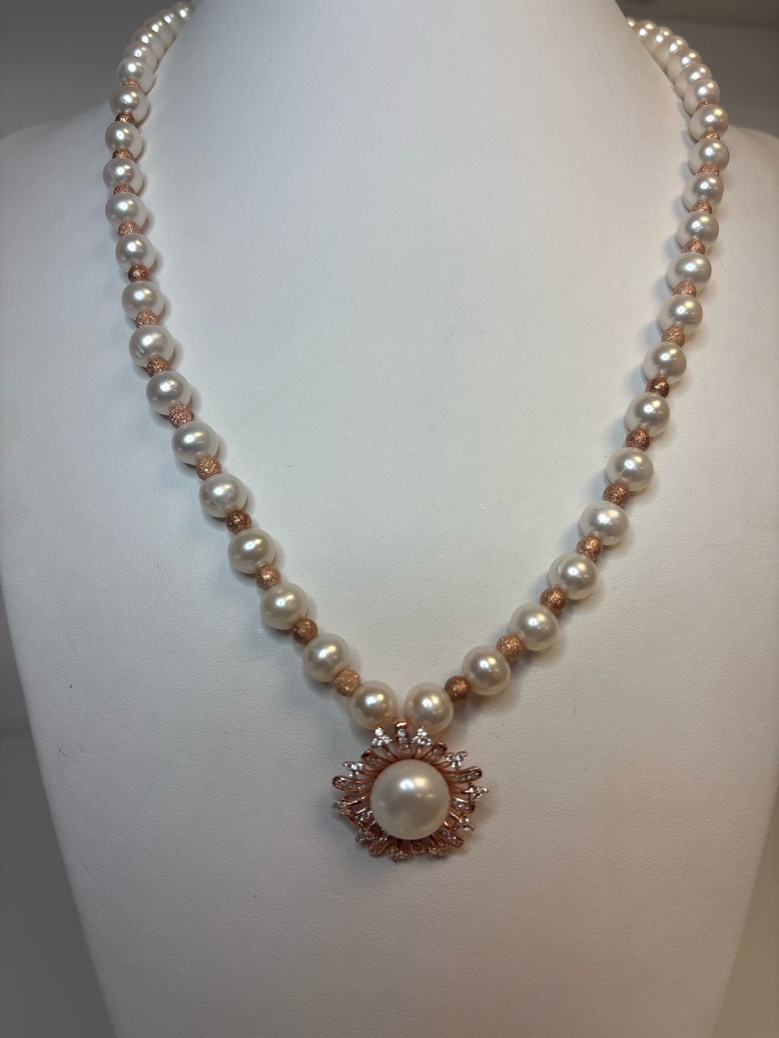 Collana  in vere perle naturali coltivazionie di acqua dolce con elementi in argento 925 bagnato in oro rosé