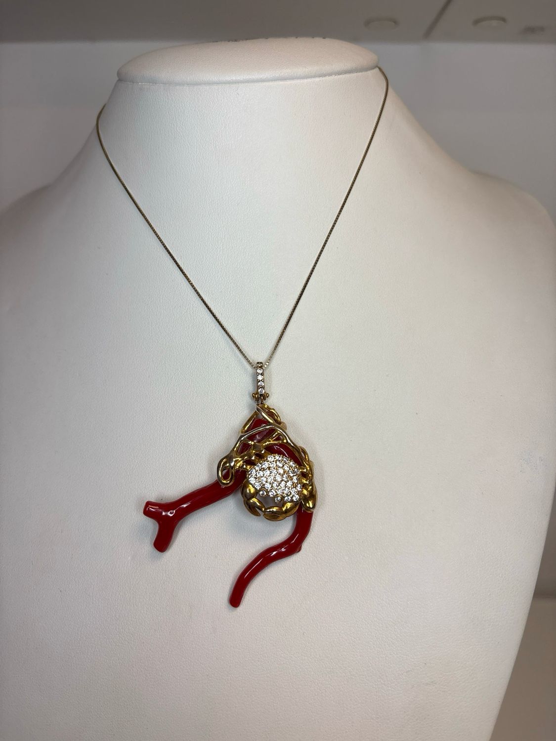 Collana in argento925 e ciondolo interamente in argento con ramo di corallo Mediterraneo.