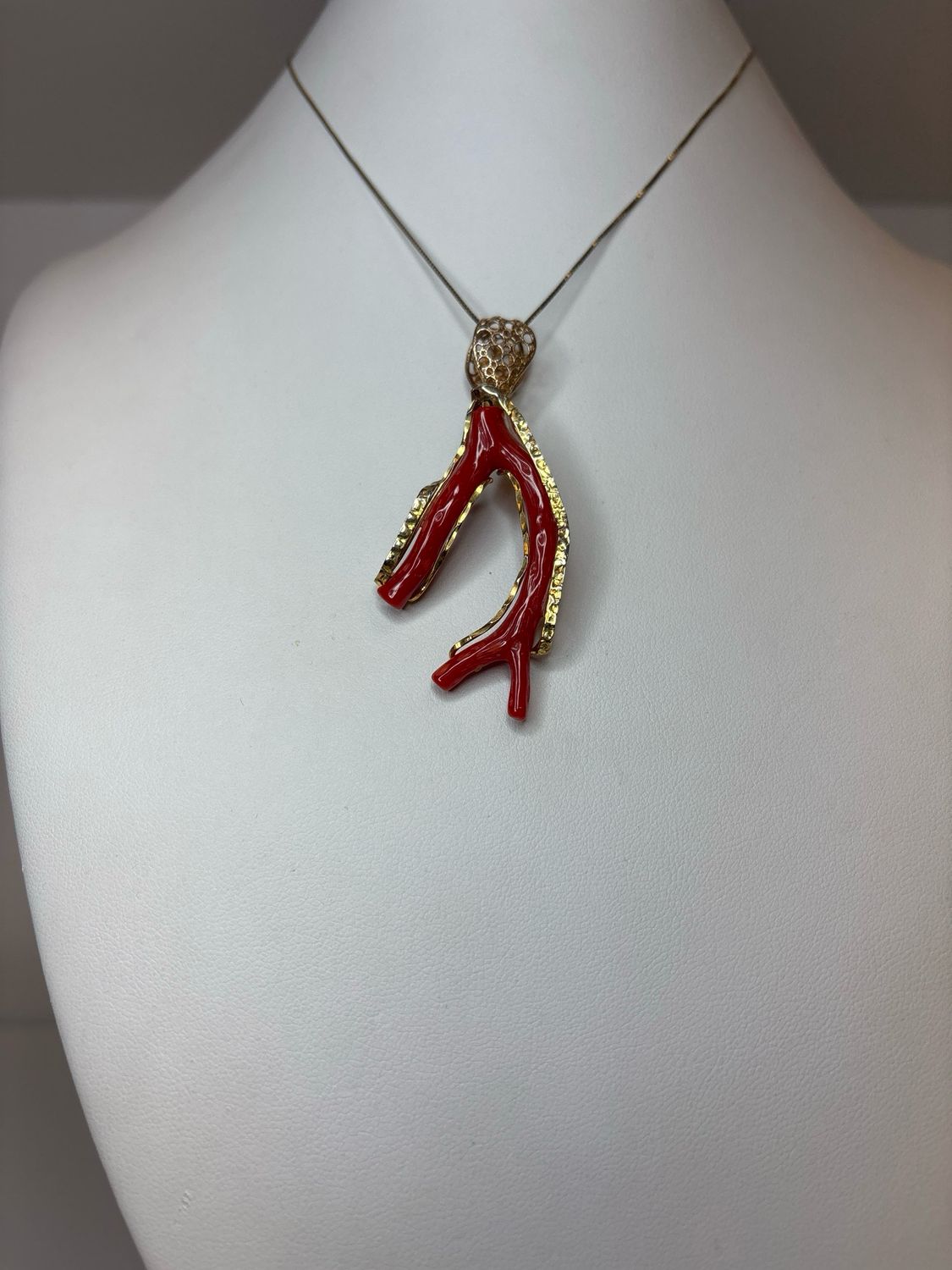 Collana con ciondolo in argento 925 dorato e ramo in veto corallo Mediterraneo.