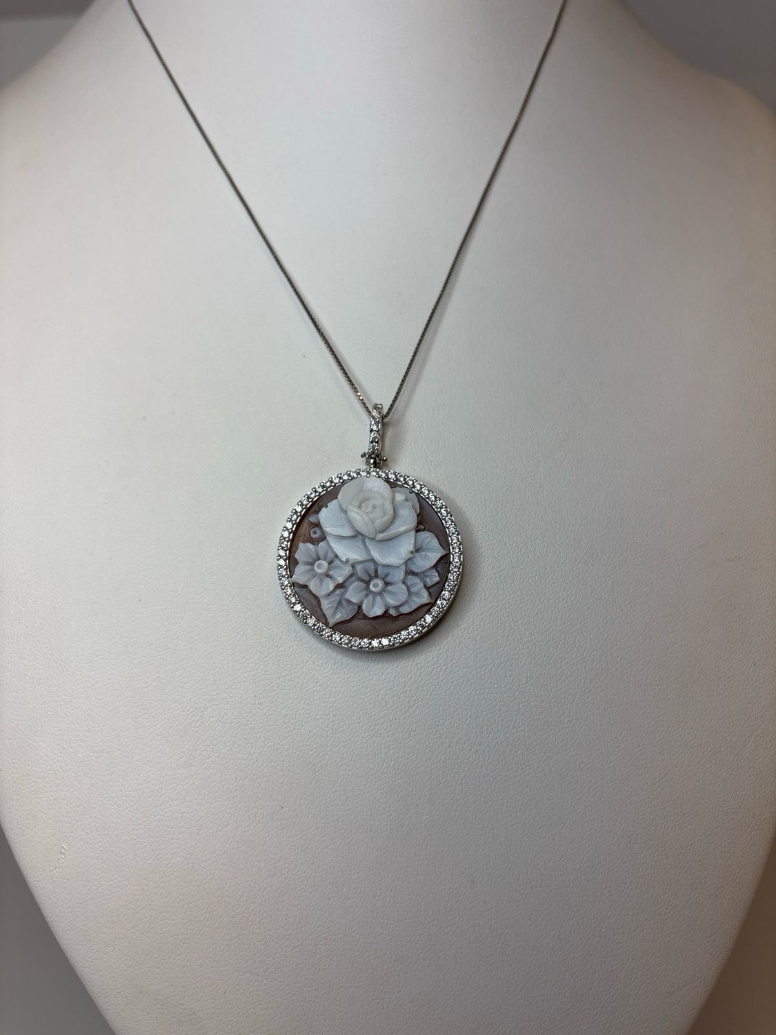 Collana  e ciondolo in argento925 con cameo sardonico di conchiglia contornato da zirconi.