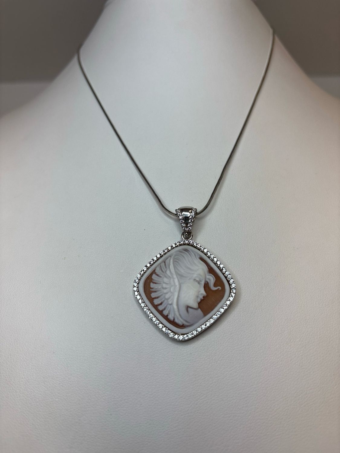 Collana e ciondolo in argento 925 con cameo sardonico di conchiglia e zirconi.