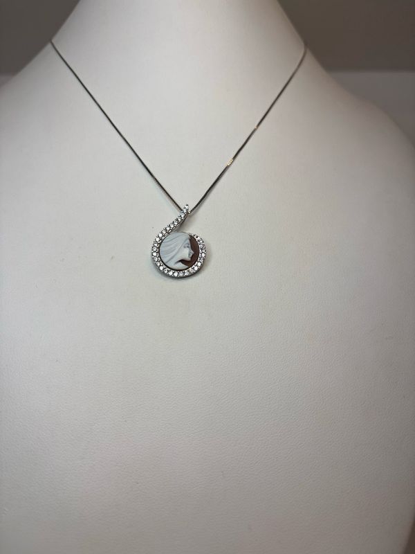 Collana e ciondolo in argento 925 con cameo sardonico di conchiglia e zirconi.