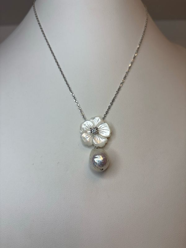 Collana e ciondolo in argento 925 con fiore di madreperla, zircone e perla barocca.