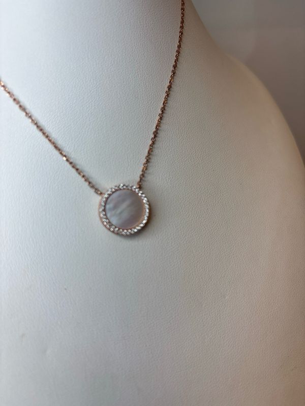 Collana in argento 925 rose’ con ciondolo in madreperla e zirconi.