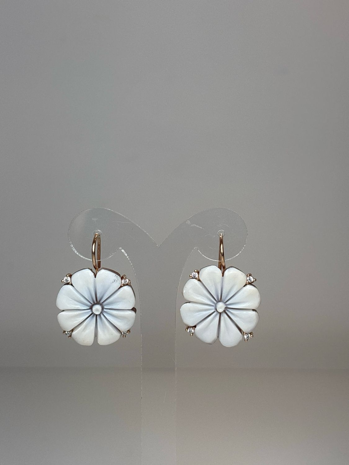 Orecchini in argento 925 rosé con Fiore in cameo sardonico di conchiglia e zirconi.