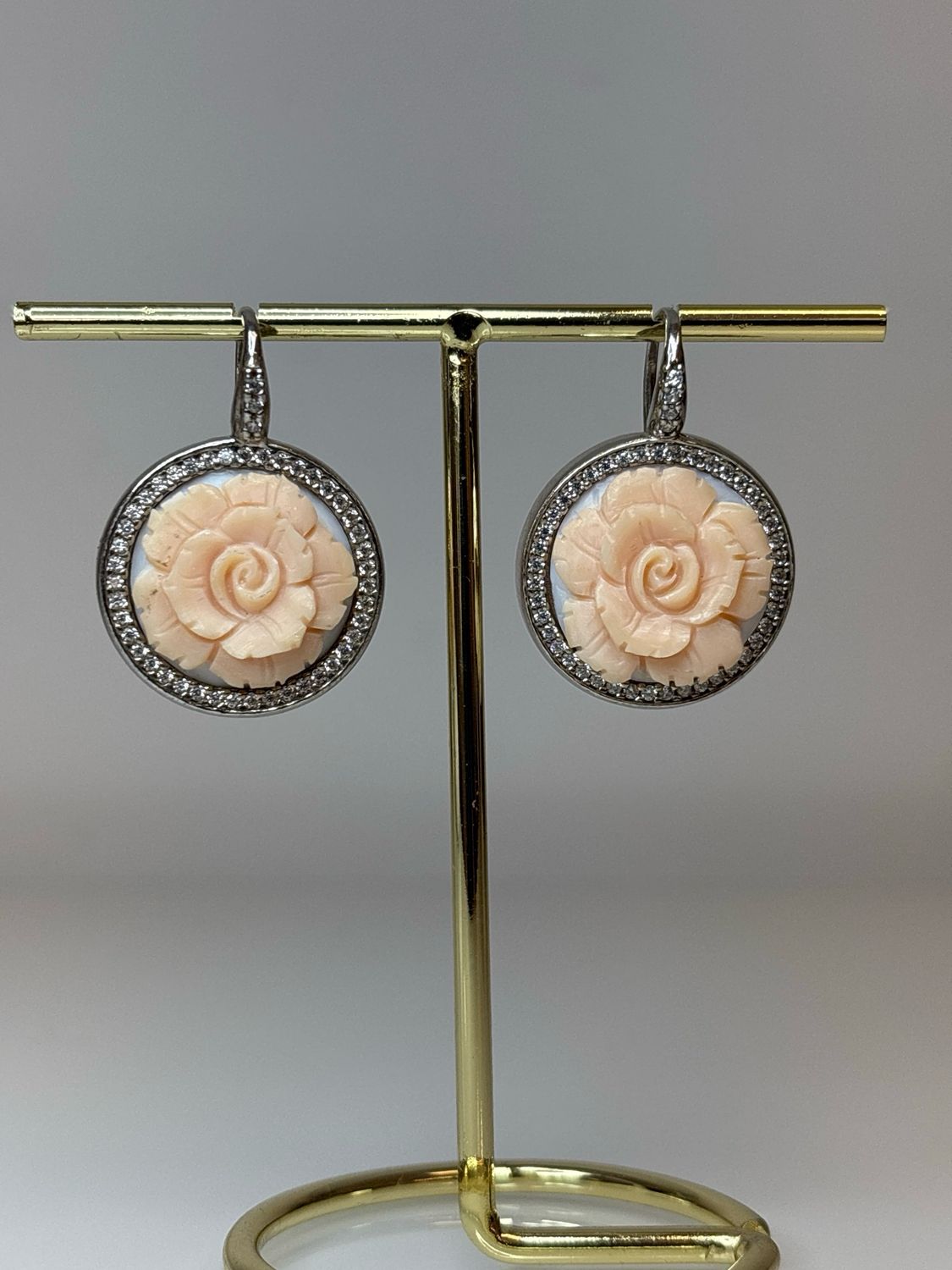 Orecchini in argento 925 con cameo di conchiglia e zirconi.