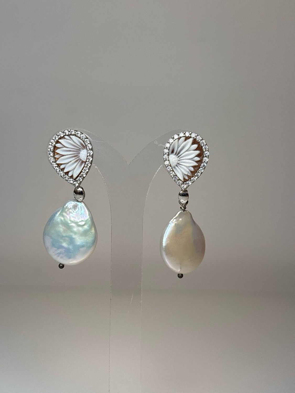 Orecchini in argento 925 con cameo di conchiglia, zirconi e perla barocca.