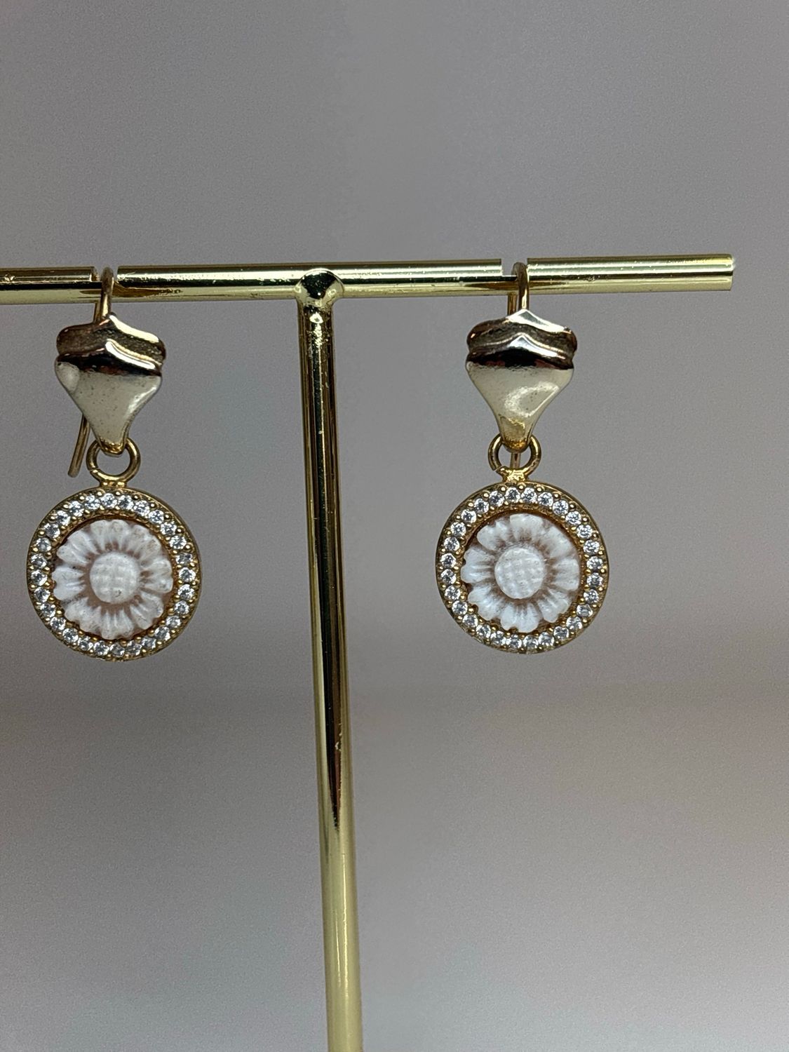 Orecchini in argento 925  dorato con cameo di conchiglia e zirconi.