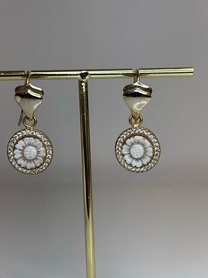 Orecchini in argento 925  dorato con cameo di conchiglia e zirconi.