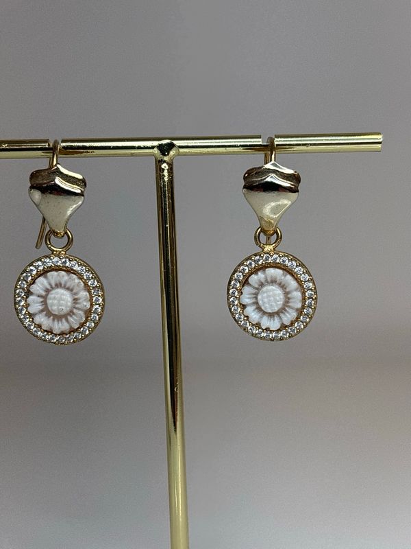 Orecchini in argento 925  dorato con cameo di conchiglia e zirconi.