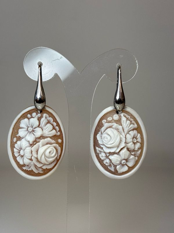Orecchini in argento 925 con cameo di conchiglia naturale.