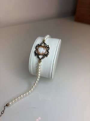 Bracciale in perle di acqua dolce  con centrale e chiusura in argento 925 con zirconi e cameo di conchiglia